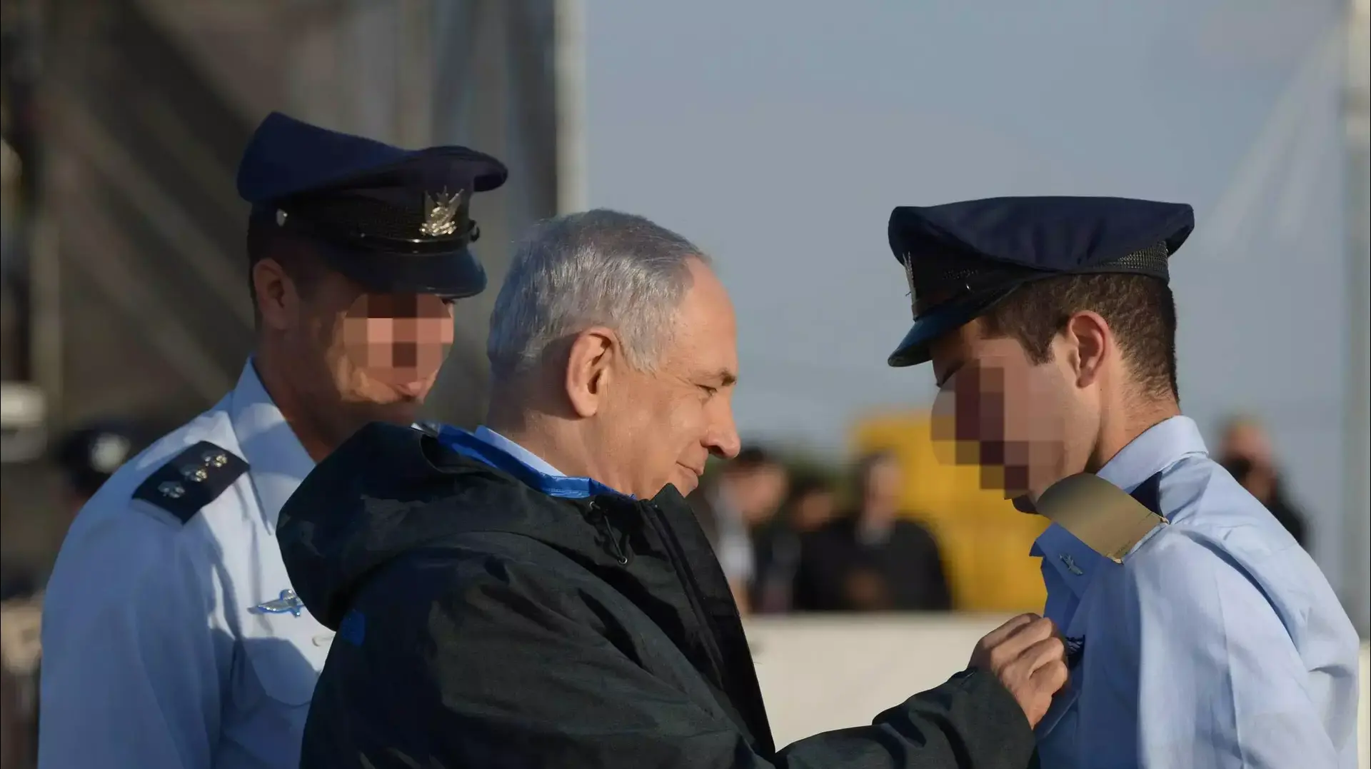 ראש הממשלה בנימין נתניהו מעניק כנפי טיסה לחניך המצטיין בטקס סיום קורס טיס בחיל האוויר. דצמבר 2015 ראש הממשלה בנימין נתניהו מעניק כנפי טיסה לחניך המצטיין בטקס סיום קורס טיס בחיל האוויר. דצמבר 2015