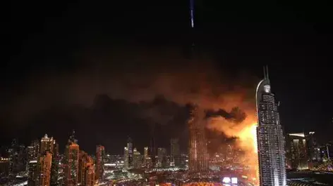 שריפה בבית מלון אל ענואן, סמוך למגדל בורג' חליפה בדובאי. דצמבר 2015 שריפה בבית מלון אל ענואן, סמוך למגדל בורג' חליפה בדובאי. דצמבר 2015
