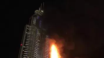 שריפה בבית מלון אל ענואן, סמוך למגדל בורג' חליפה בדובאי. דצמבר 2015 שריפה בבית מלון אל ענואן, סמוך למגדל בורג' חליפה בדובאי. דצמבר 2015