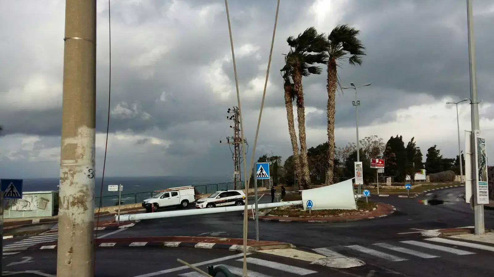 אנטנה קרסה בכרמל הצרפתי בחיפה 01 ינואר 2016 אנטנה קרסה בכרמל הצרפתי בחיפה 01 ינואר 2016