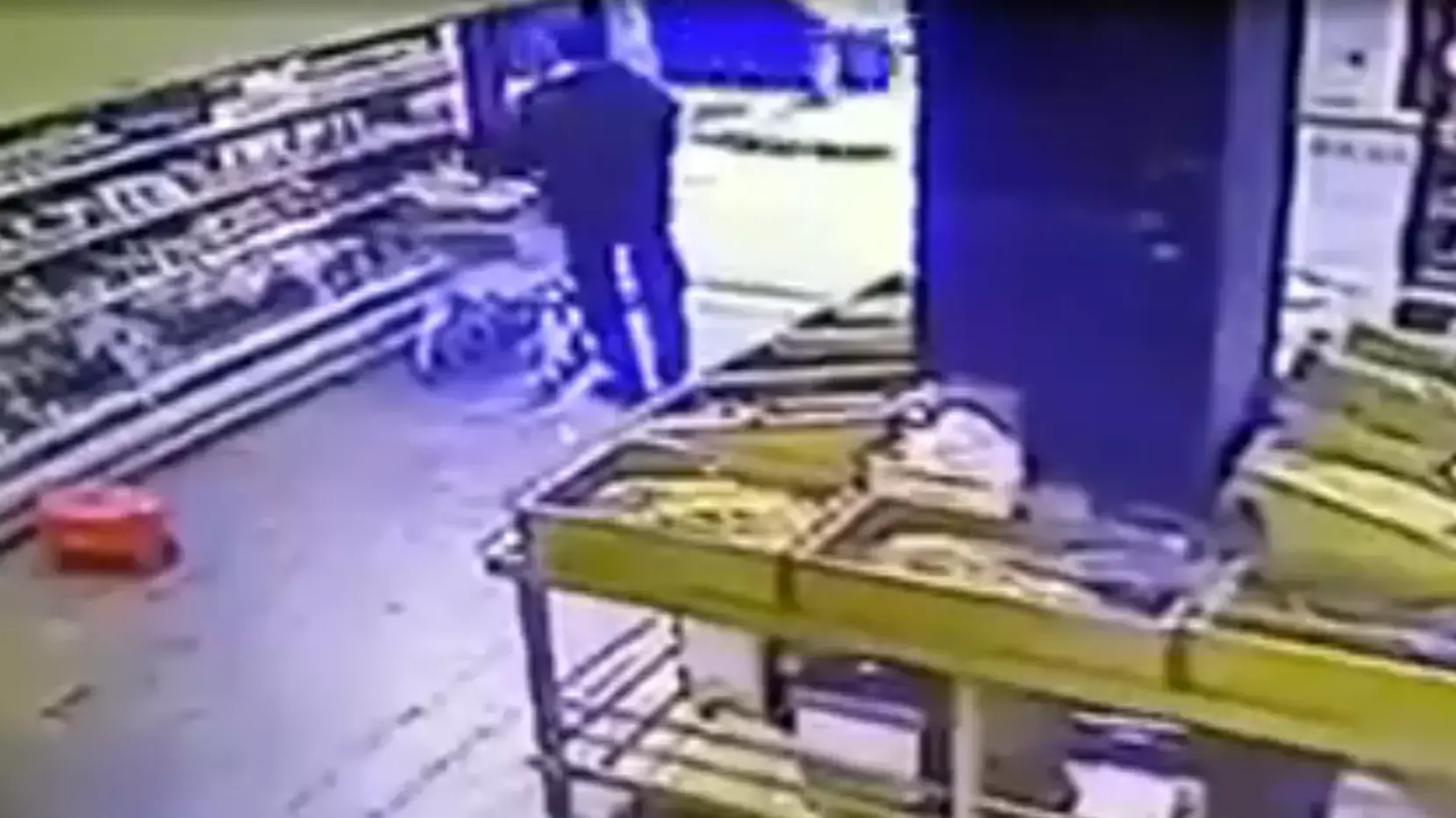 תיעוד: היורה בחנות בדיזנגוף בתל אביב לפני הירי תיעוד: היורה בחנות בדיזנגוף בתל אביב לפני הירי
