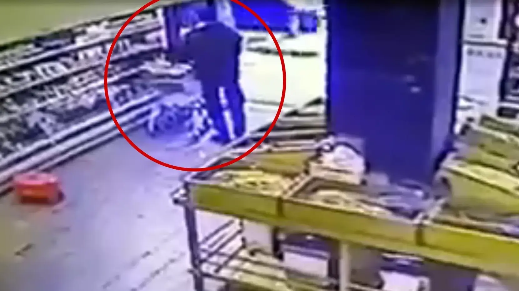 תיעוד: היורה בחנות בדיזנגוף בתל אביב לפני הירי תיעוד: היורה בחנות בדיזנגוף בתל אביב לפני הירי