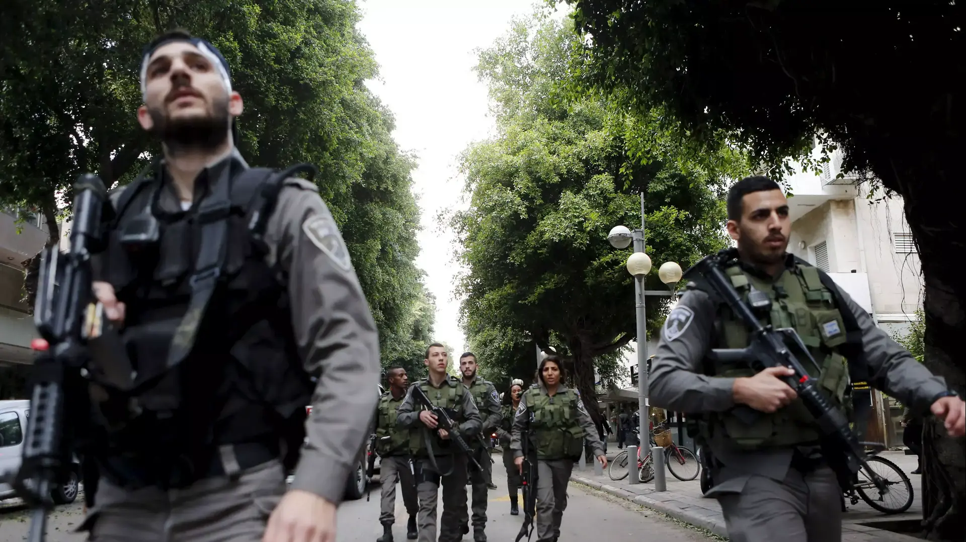 שוטרים מחפשים אחר היורה ברחוב דיזנגוף בתל אביב. 1 בינואר 2016. שוטרים מחפשים אחר היורה ברחוב דיזנגוף בתל אביב. 1 בינואר 2016.