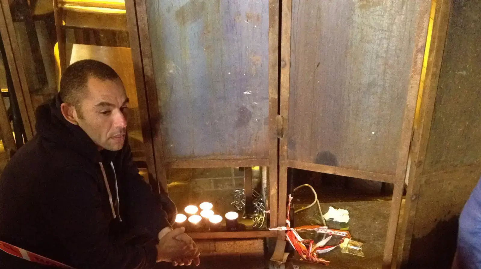 נרות נשמה הונחו בבר "סימטא" שברחוב דיזנגוף בתל אביב, שבו אירע הפיגוע ב-1 בינואר 2016 נרות נשמה הונחו בבר "סימטא" שברחוב דיזנגוף בתל אביב, שבו אירע הפיגוע ב-1 בינואר 2016