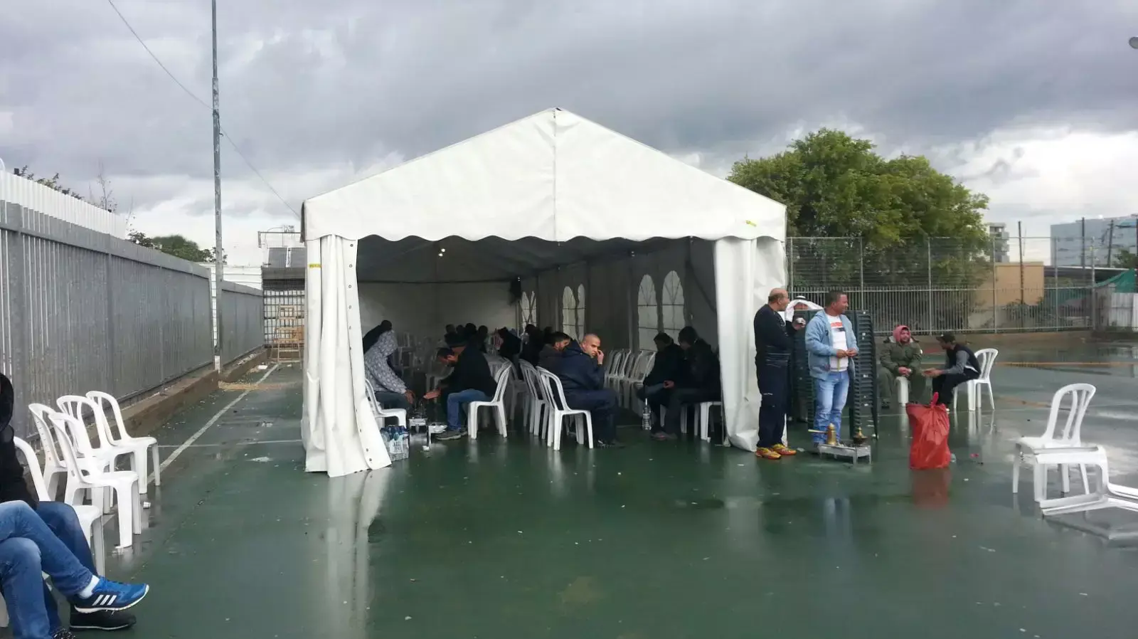 סוכת אבלים בביתו של אמין שעבן נרצח בפיגוע בתל אביב 1 ינואר 2016 סוכת אבלים בביתו של אמין שעבן נרצח בפיגוע בתל אביב 1 ינואר 2016