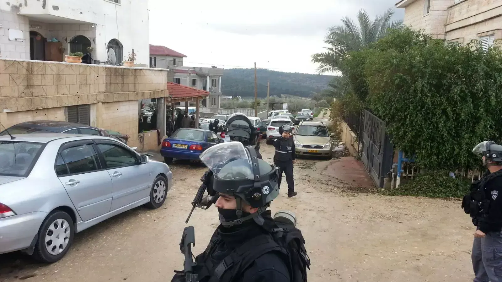 כוחות משטרה בבית משפחת החשוד ברצח בתל אביב בואדי ערה היום 2 ינואר 2016 כוחות משטרה בבית משפחת החשוד ברצח בתל אביב בואדי ערה היום 2 ינואר 2016