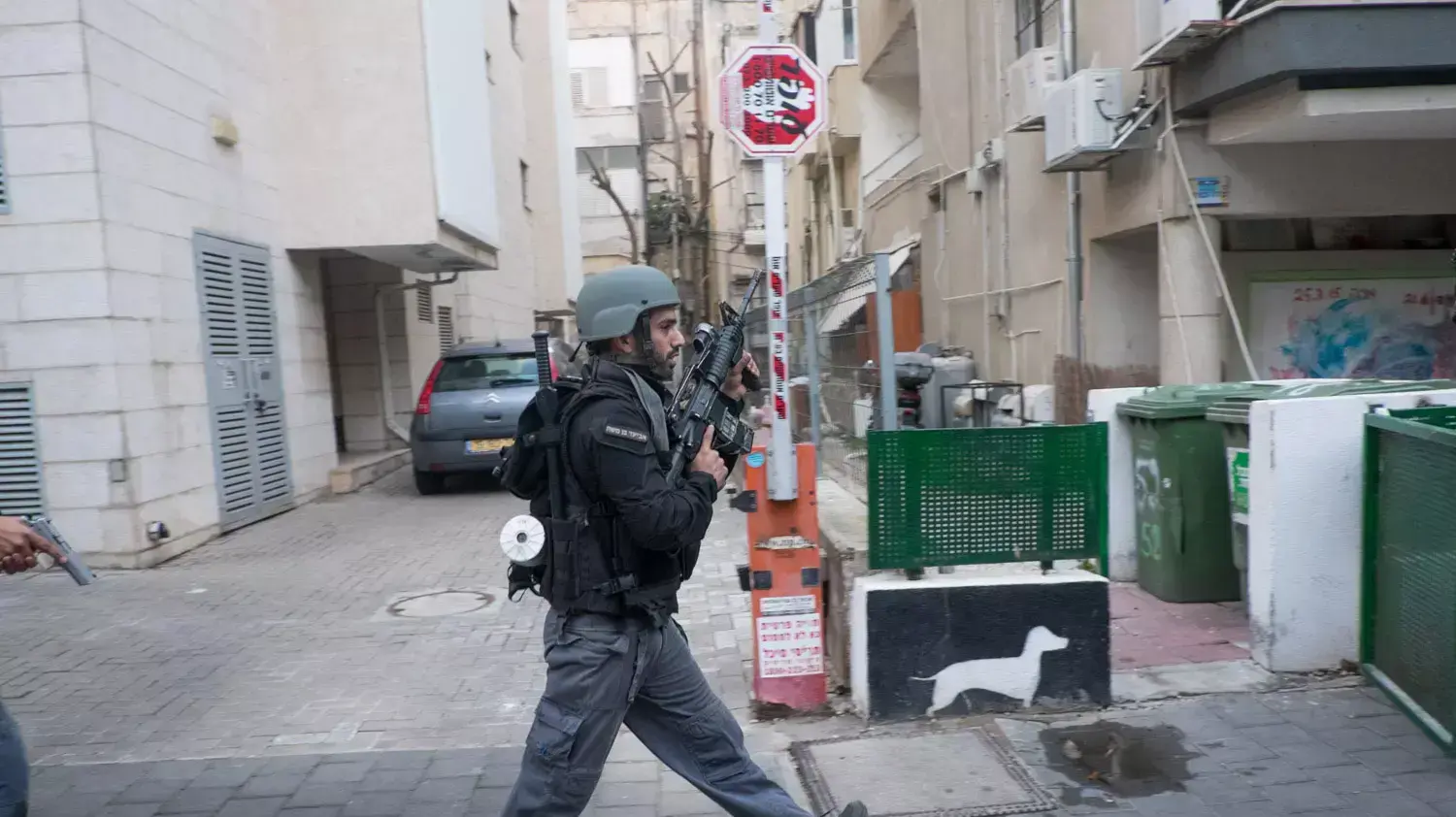 שוטרים סורקים אחר המחבל לאחר הפיגוע ברחוב דיזנגוף בתל אביב. 1 בינואר 2016 שוטרים סורקים אחר המחבל לאחר הפיגוע ברחוב דיזנגוף בתל אביב. 1 בינואר 2016