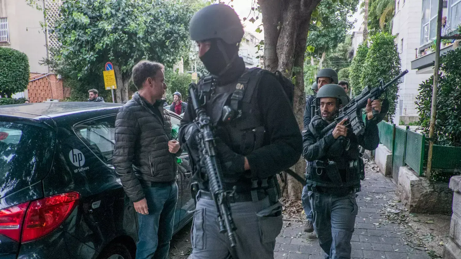 שוטרים סורקים אחר המחבל לאחר הפיגוע ברחוב דיזנגוף בתל אביב. 1 בינואר 2016 שוטרים סורקים אחר המחבל לאחר הפיגוע ברחוב דיזנגוף בתל אביב. 1 בינואר 2016
