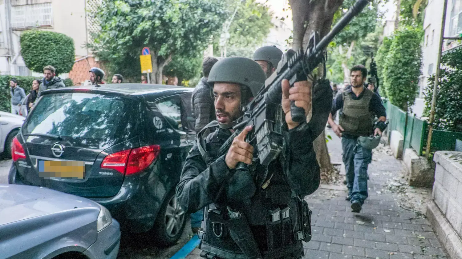 שוטרים סורקים אחר המחבל לאחר הפיגוע ברחוב דיזנגוף בתל אביב. 1 בינואר 2016 שוטרים סורקים אחר המחבל לאחר הפיגוע ברחוב דיזנגוף בתל אביב. 1 בינואר 2016