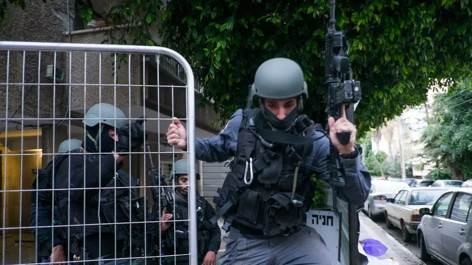 שוטרים סורקים אחר המחבל לאחר הפיגוע ברחוב דיזנגוף בתל אביב. 1 בינואר 2016