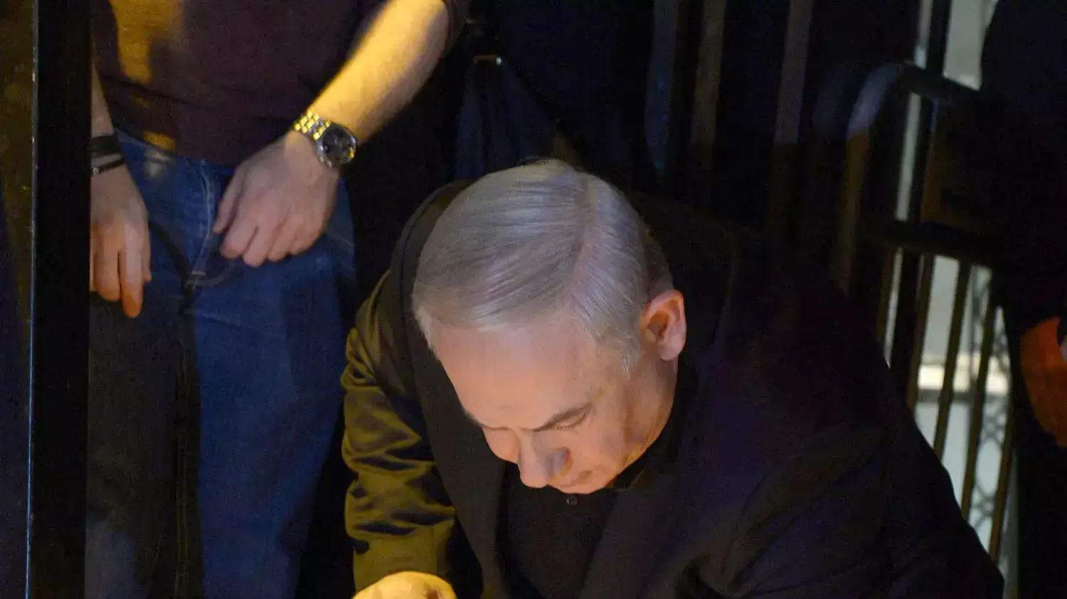 ראש הממשלה בנימין נתניהו בזירת פיגוע הירי בתל אביב. 2 בינואר 2016 ראש הממשלה בנימין נתניהו בזירת פיגוע הירי בתל אביב. 2 בינואר 2016