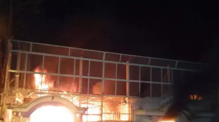 מפגינים הציתו את שגרירות ערב הסעודית בטהראן כמחאה על הוצאות להורג של איש דת שיעי, ינואר 2016