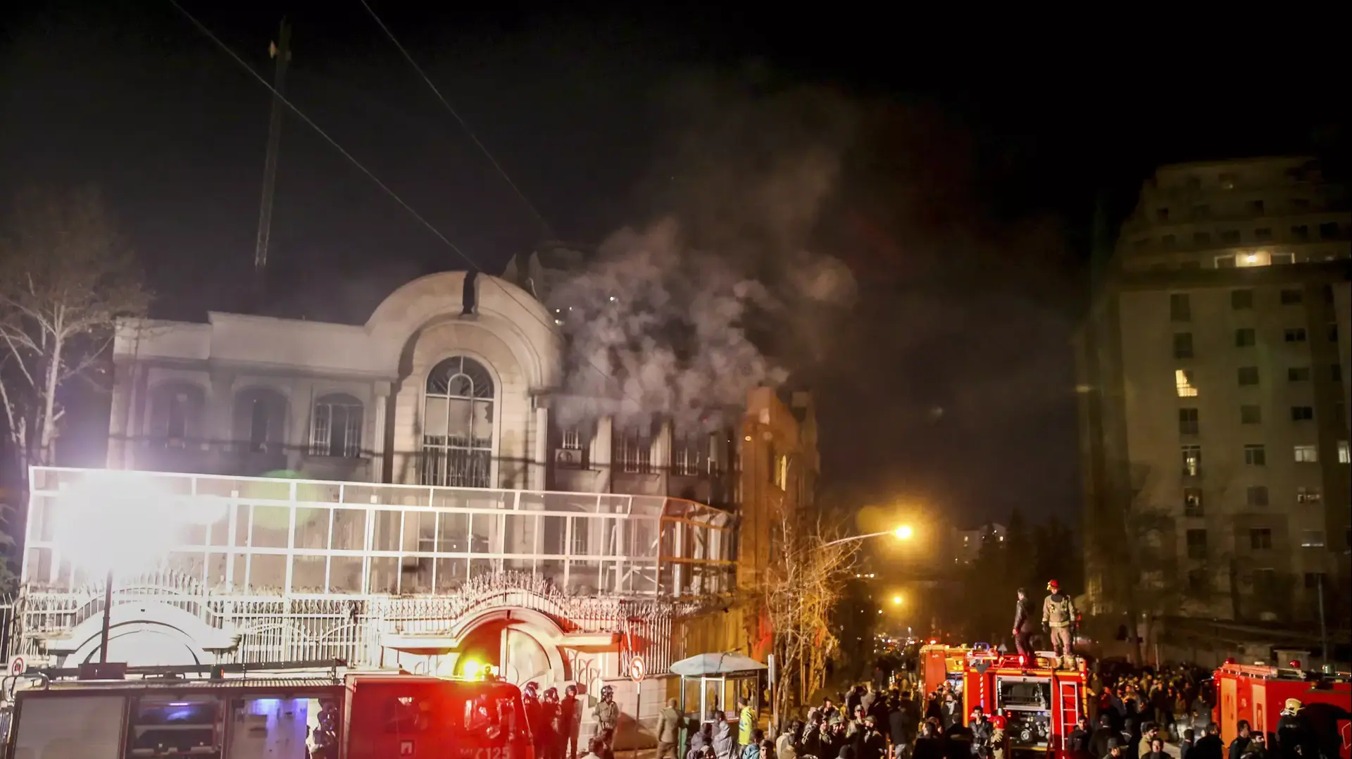 הצתת השגרירות הסעודית בטהרן, איראן במחאה על ההוצאה להורג של איש הדת השיעי,  2 בינואר 2016