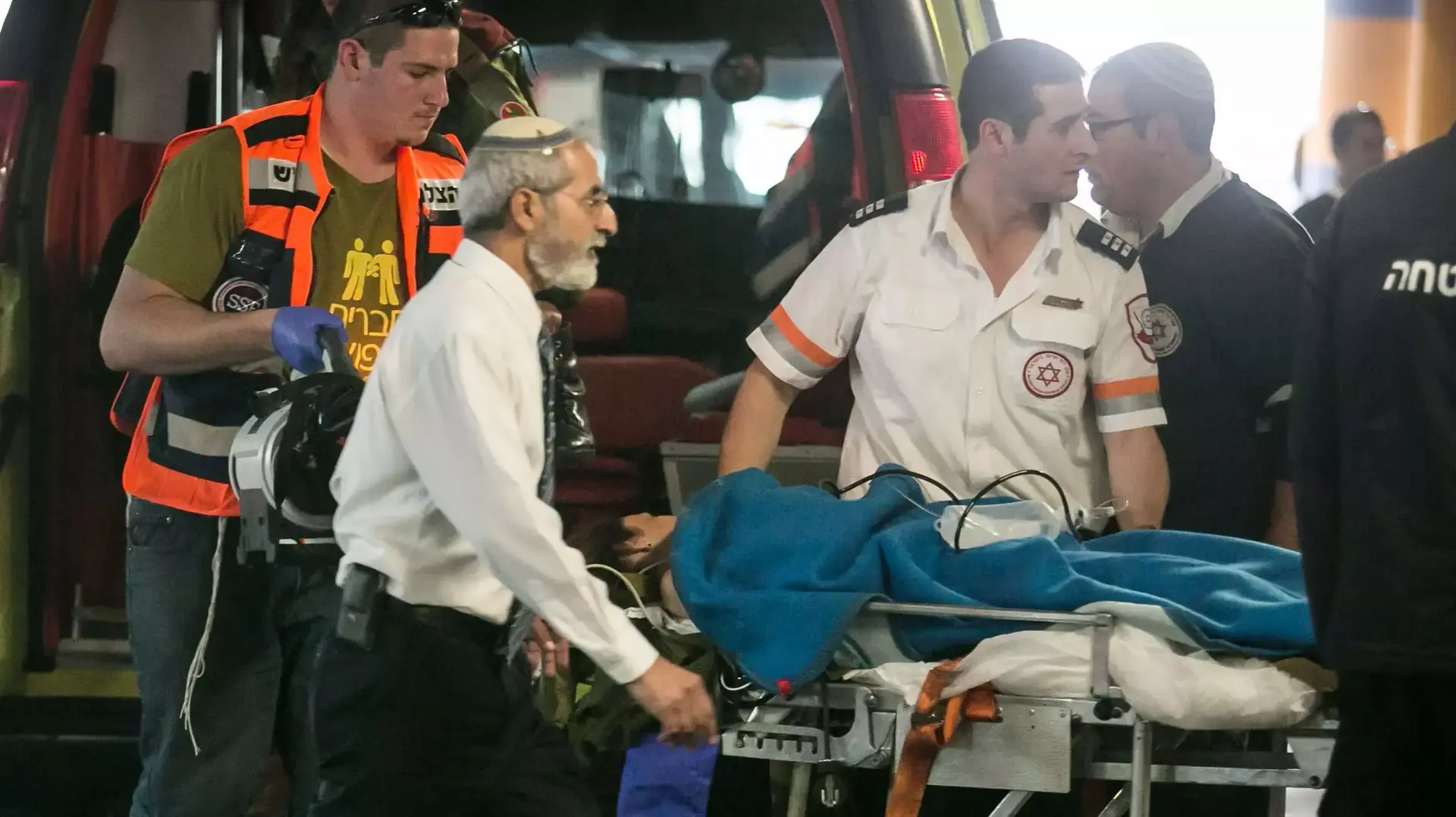 פינוי הפצועה מפיגוע במערת המכפלה. בי"ח שערי צדק. 3 בינואר 2016 פינוי הפצועה מפיגוע במערת המכפלה. בי"ח שערי צדק. 3 בינואר 2016