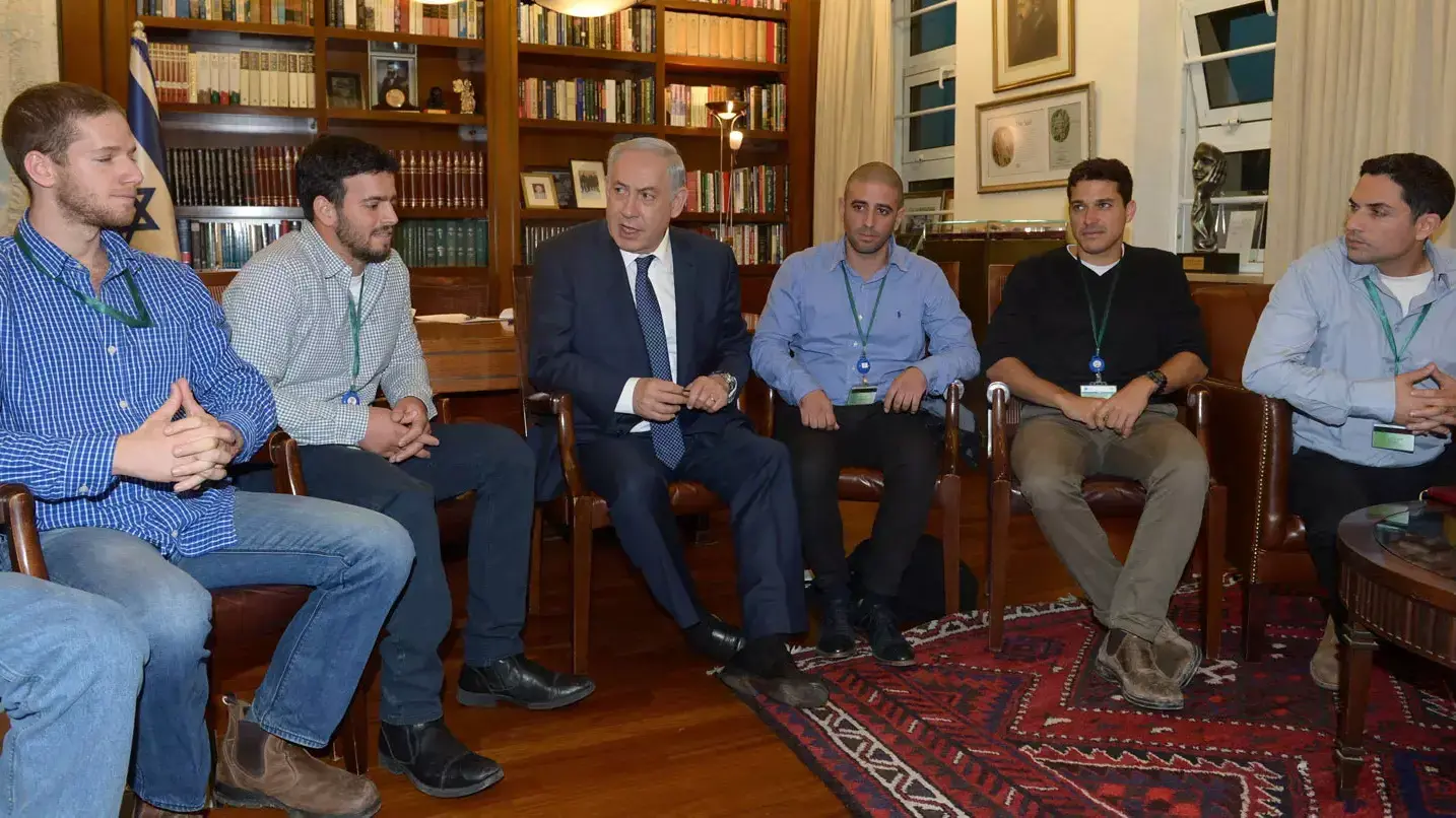 ראש הממשלה בנימין נתניהו ונציגי "חזית המילואימניקים". 3 בינואר 2015 ראש הממשלה בנימין נתניהו ונציגי "חזית המילואימניקים". 3 בינואר 2015