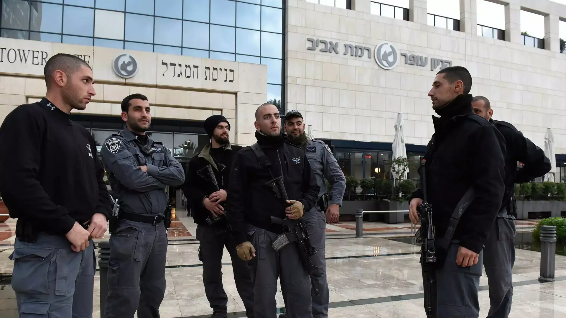 כוחות משטרה ליד קניון רמת אביב. תל אביב, 3 בינואר 2016 כוחות משטרה ליד קניון רמת אביב. תל אביב, 3 בינואר 2016