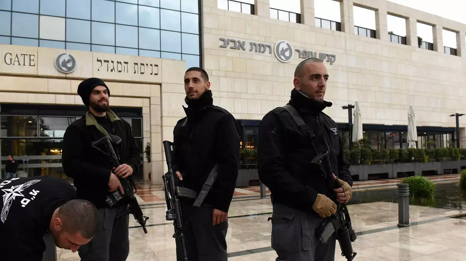 כוחות משטרה ליד קניון רמת אביב. תל אביב, 3 בינואר 2016 כוחות משטרה ליד קניון רמת אביב. תל אביב, 3 בינואר 2016