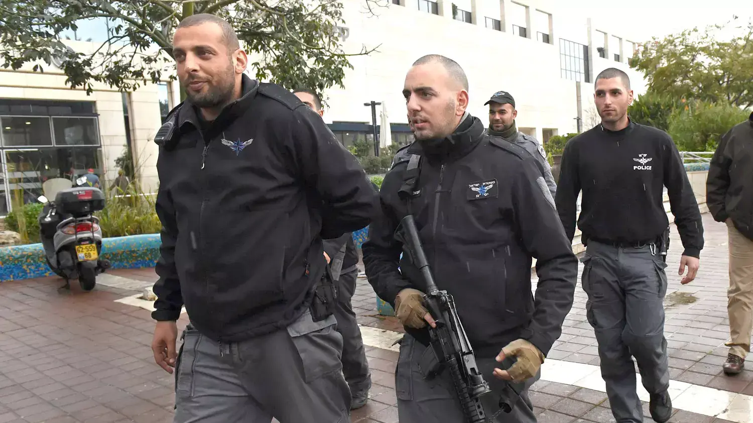 כוחות משטרה ליד קניון רמת אביב. תל אביב, 3 בינואר 2016 כוחות משטרה ליד קניון רמת אביב. תל אביב, 3 בינואר 2016