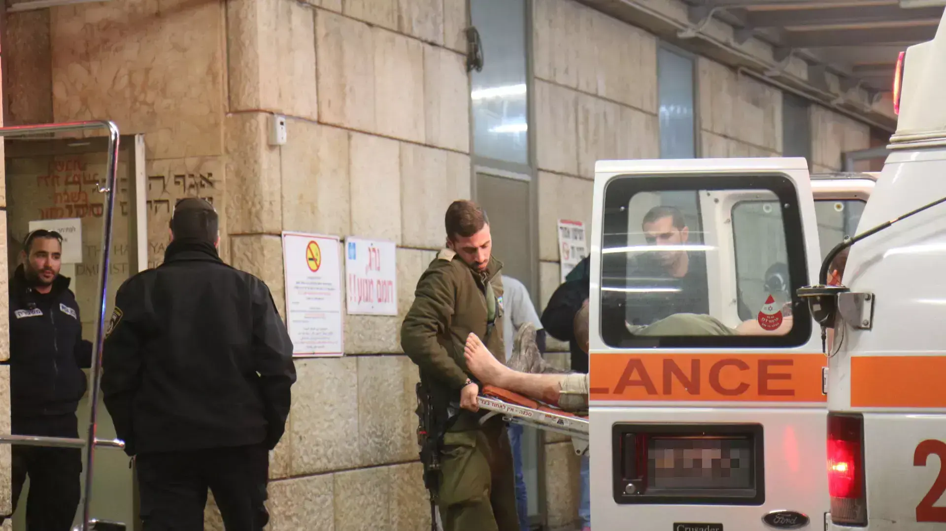 פינוי פצוע מהפיגוע ליד חברון. בית החולים הדסה עין כרם, ירושלים. ינואר 2016