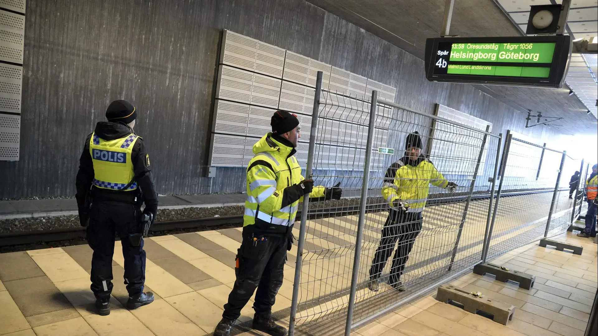 הקמת גדר סביב הרציף הבינלאומי בתחנת הרכבת היליה, מאלמו, שבדיה, 3 בינואר 2016