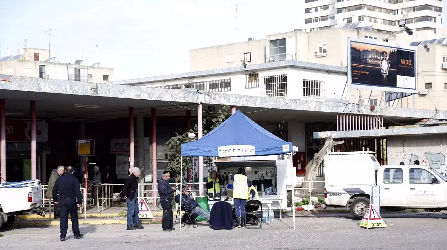 חפ"ק המשטרה ברחבת התחנה המרכזית בהרצליה, 5 בינואר 2016 חפ"ק המשטרה ברחבת התחנה המרכזית בהרצליה, 5 בינואר 2016
