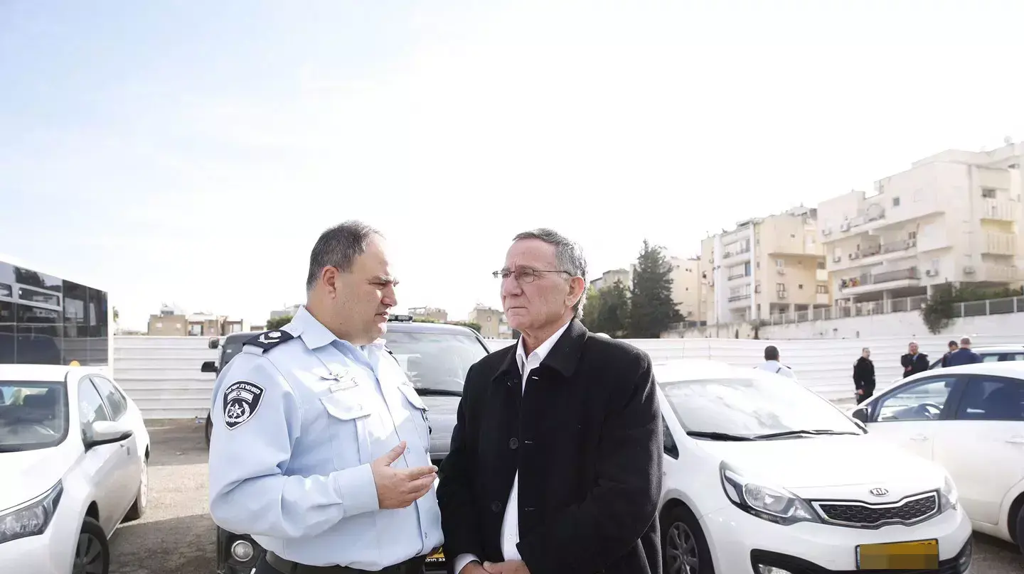 משה פדלון, ראש עיריית הרצליה וניצב בנצי סאו, מפקד מחוז תל אביב בחפ"ק המשטרה בתחנה המרכזית הרצליה, 5 בינואר 2016