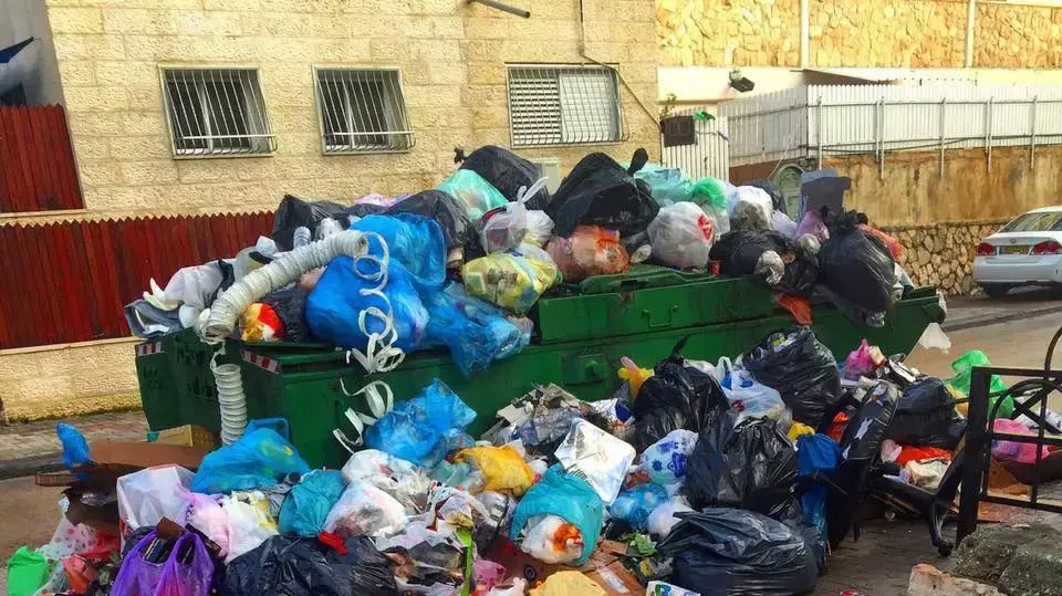 שעות אחרי סיום השביתה ירושלים עדיין מזוהמת כי מפעל המחזור היחיד בעיר אינו מסוגל לקלוט את כל האשפה שהצטברה ו-70 משאיות זבל עומדות מלאות שעות אחרי סיום השביתה ירושלים עדיין מזוהמת כי מפעל המחזור היחיד בעיר אינו מסוגל לקלוט את כל האשפה שהצטברה ו-70 משאיות זבל עומדות מלאות