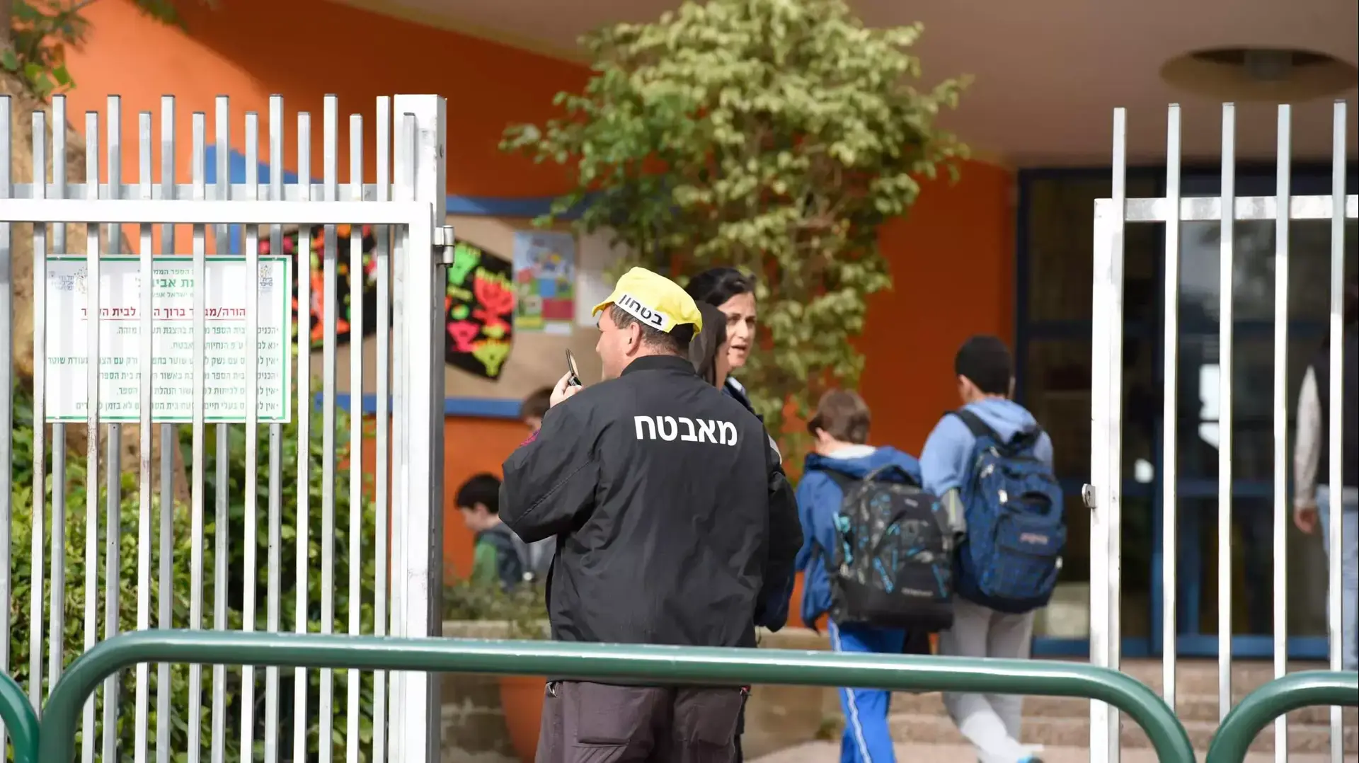 שוטרים בכניסה לבית ספר בשכונת רמת אביב, תל אביב. 4 בינואר 2016 שוטרים בכניסה לבית ספר בשכונת רמת אביב, תל אביב. 4 בינואר 2016