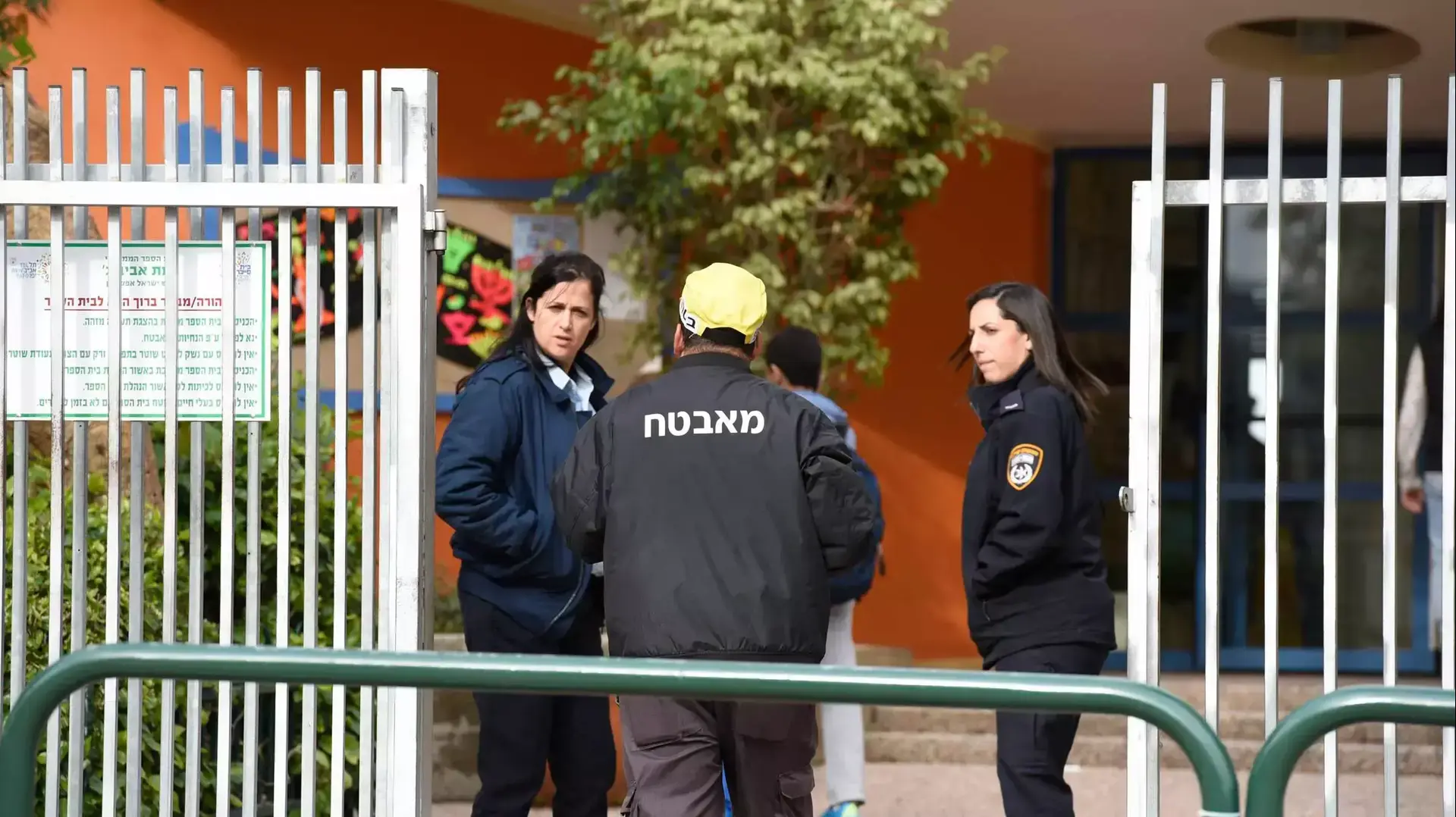 שוטרים בכניסה לבית ספר בשכונת רמת אביב, תל אביב. 4 בינואר 2016 שוטרים בכניסה לבית ספר בשכונת רמת אביב, תל אביב. 4 בינואר 2016