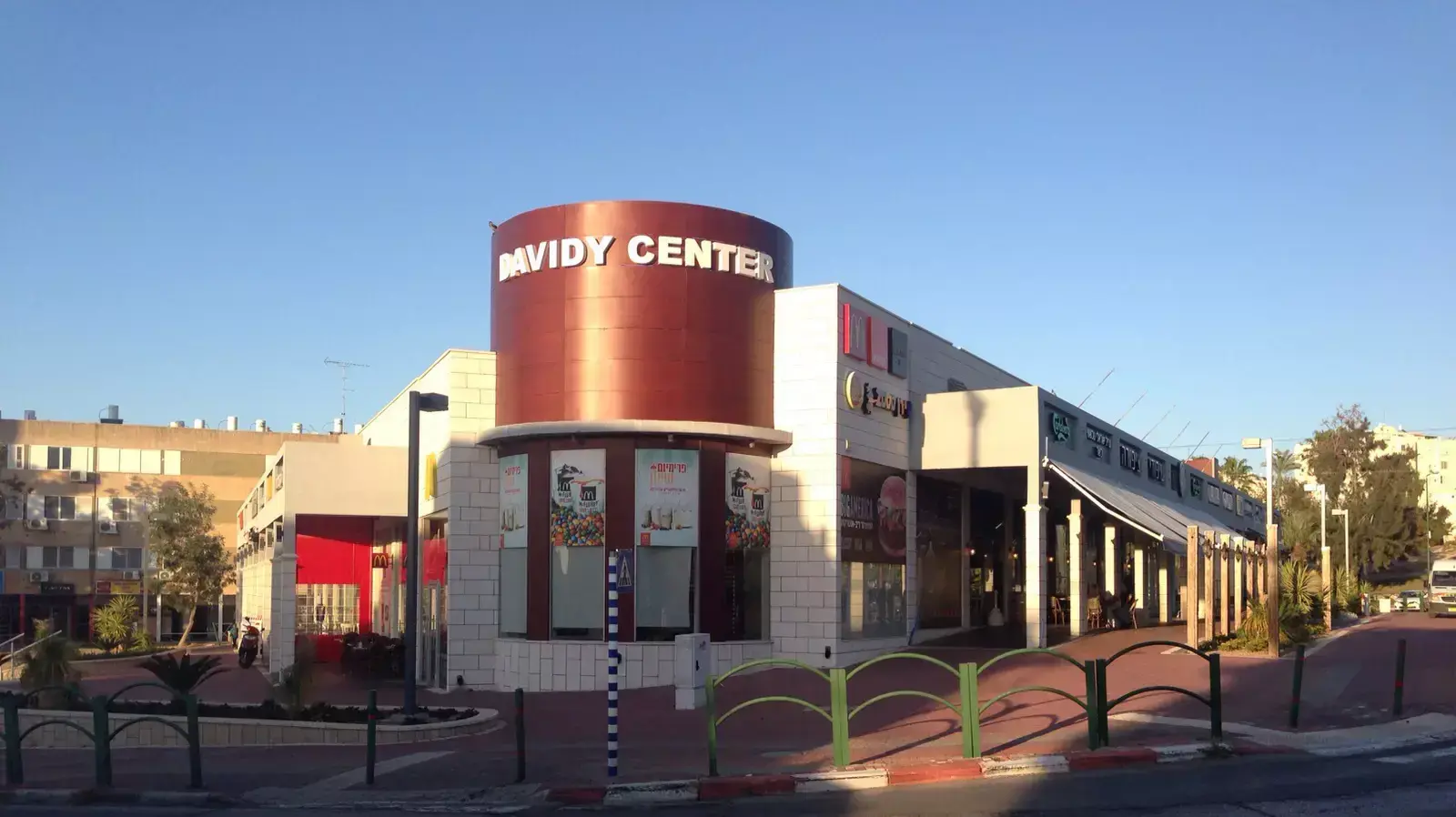 המרכז המסחרי מרכז דווידי, שכונת אפרידר, אשקלון. ינואר 2016 המרכז המסחרי מרכז דווידי, שכונת אפרידר, אשקלון. ינואר 2016