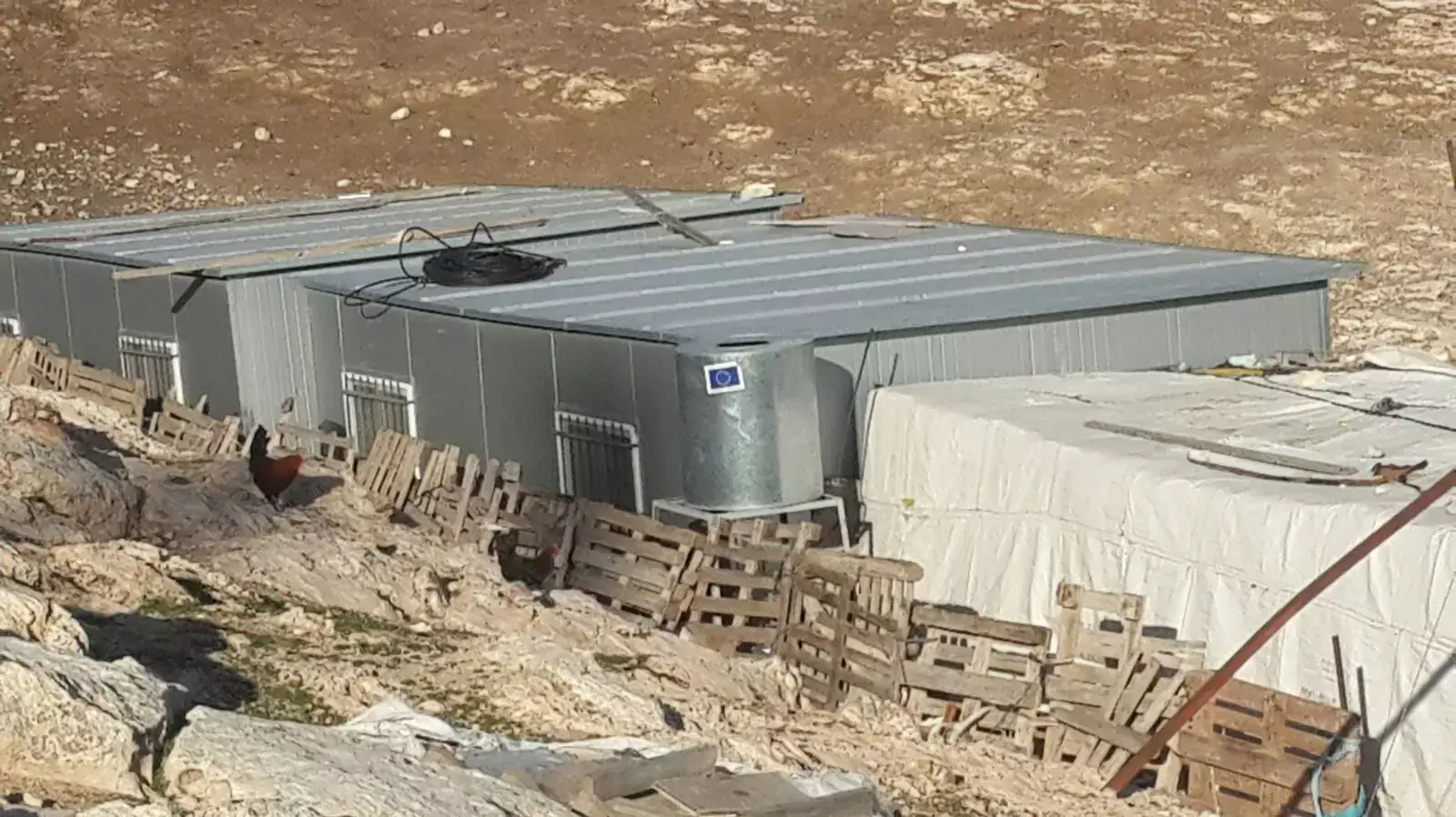 המנהל האזרחי יבנה מתחם לשבט ג'האלין, מצודת אדומים. ינואר 2016 המנהל האזרחי יבנה מתחם לשבט ג'האלין, מצודת אדומים. ינואר 2016