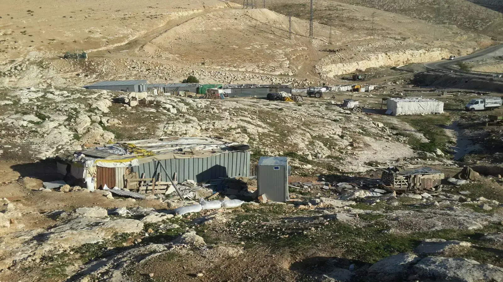 המנהל האזרחי יבנה מתחם לשבט ג'האלין, מצודת אדומים. ינואר 2016 המנהל האזרחי יבנה מתחם לשבט ג'האלין, מצודת אדומים. ינואר 2016