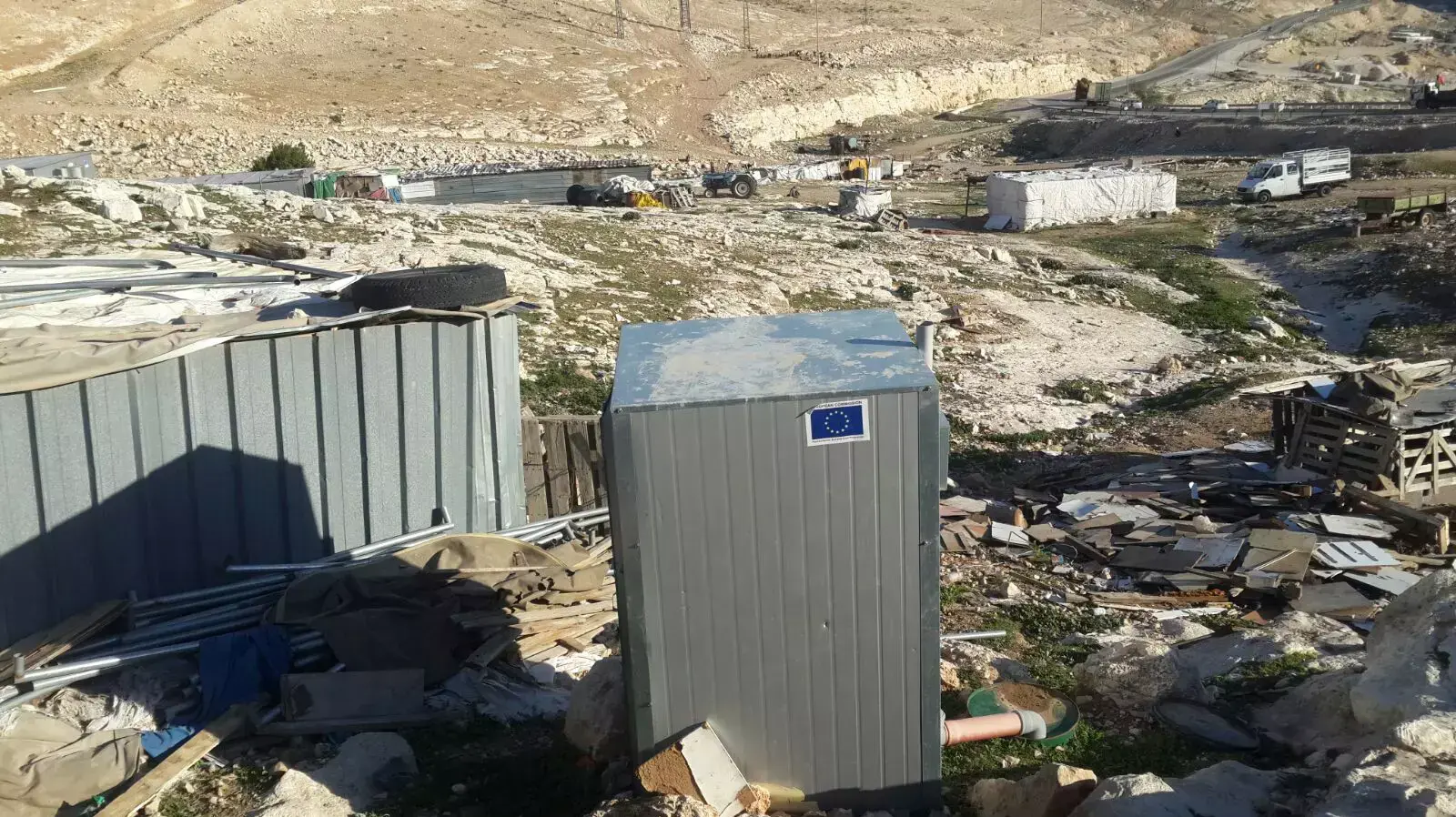 המנהל האזרחי יבנה מתחם לשבט ג'האלין, מצודת אדומים. ינואר 2016 המנהל האזרחי יבנה מתחם לשבט ג'האלין, מצודת אדומים. ינואר 2016