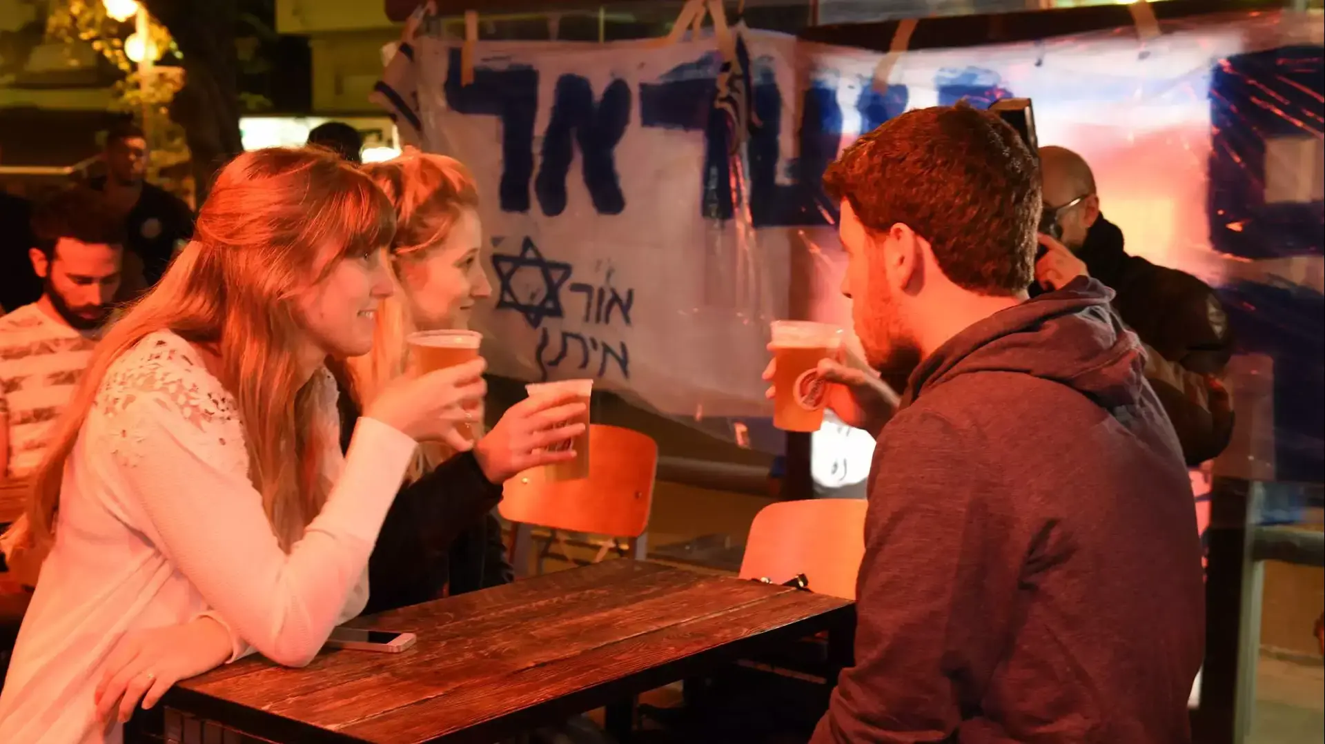 פאב הסימטא נפתח מחדש לאחר פיגוע הירי. ינואר 2016 פאב הסימטא נפתח מחדש לאחר פיגוע הירי. ינואר 2016