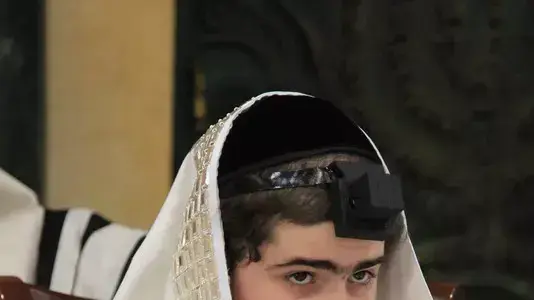 הרב יאשיהו פינטו בהנחת תפילין הרב יאשיהו פינטו בהנחת תפילין