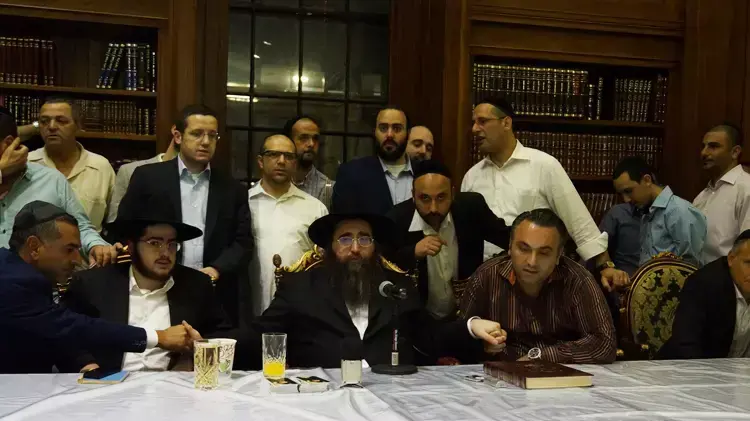 הרב יאשיהו פינטו בהנחת תפילין הרב יאשיהו פינטו בהנחת תפילין