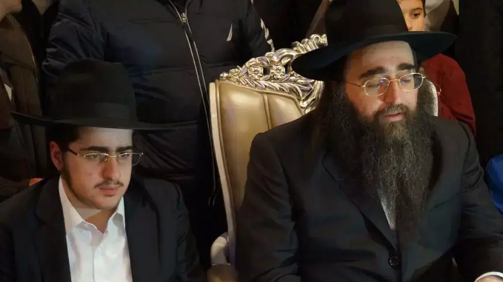 הרב יאשיהו פינטו בהנחת תפילין הרב יאשיהו פינטו בהנחת תפילין