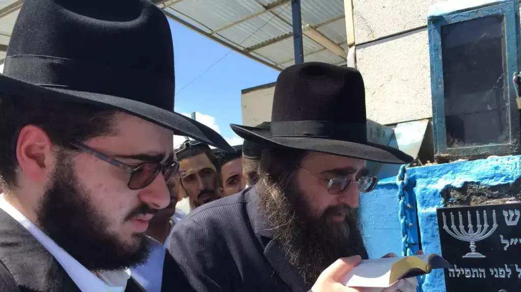 הרב יאשיהו פינטו ובנו בקברי צדיקים בצפון הארץ הרב יאשיהו פינטו ובנו בקברי צדיקים בצפון הארץ
