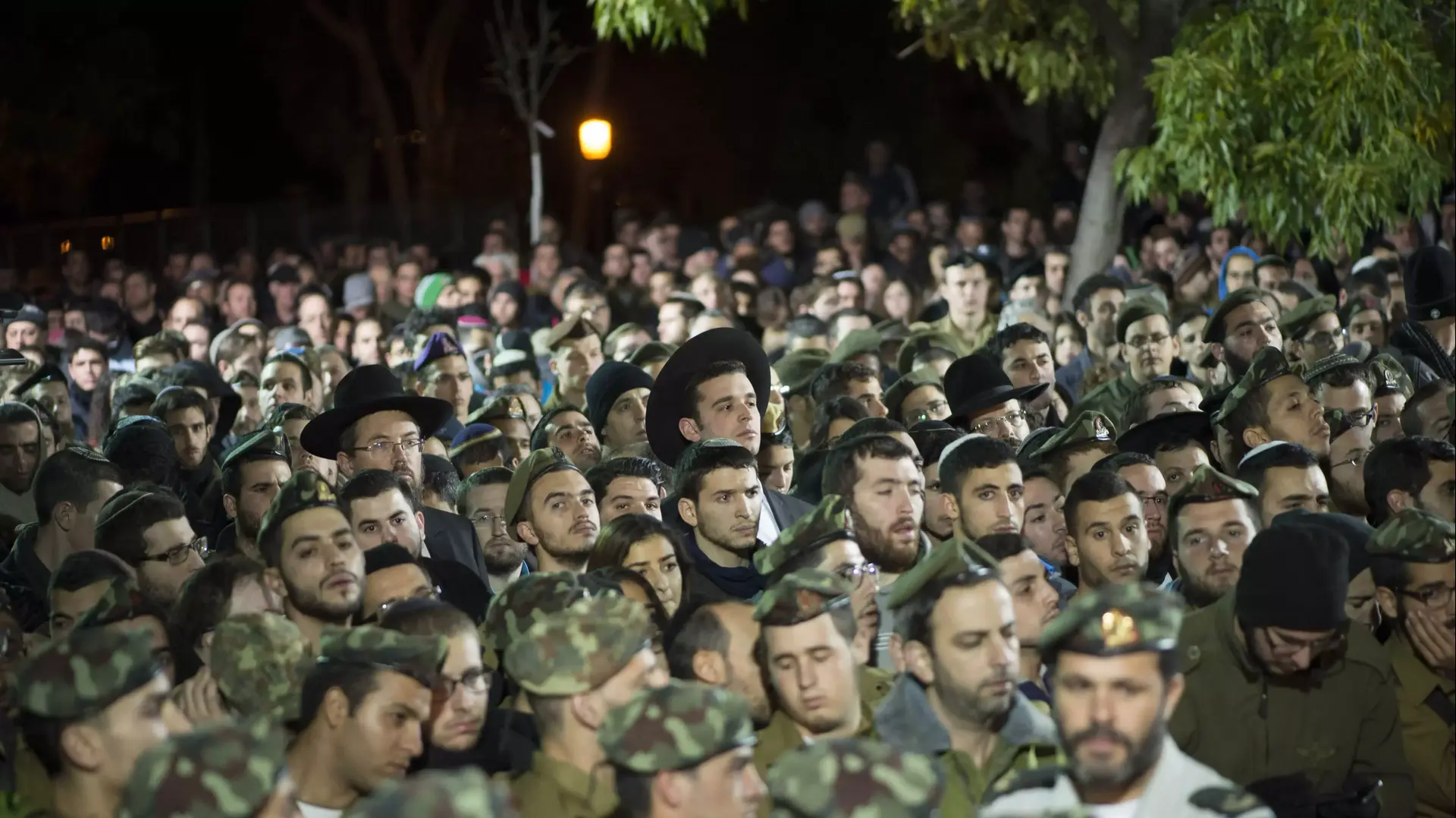 מאות בהלוויית סרן ישי רוסלס בבית העלמין הצבאי בהר הרצל, 7 בינואר 2016 מאות בהלוויית סרן ישי רוסלס בבית העלמין הצבאי בהר הרצל, 7 בינואר 2016