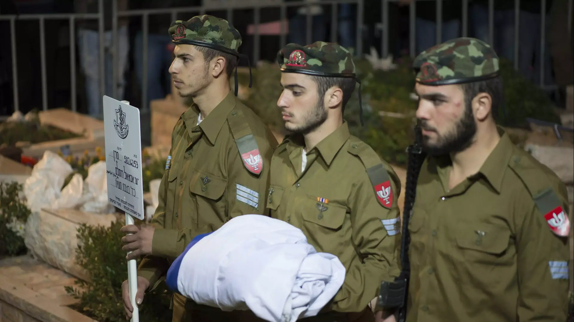 מאות בהלוויית סרן ישי רוסלס בבית העלמין הצבאי בהר הרצל, 7 בינואר 2016 מאות בהלוויית סרן ישי רוסלס בבית העלמין הצבאי בהר הרצל, 7 בינואר 2016