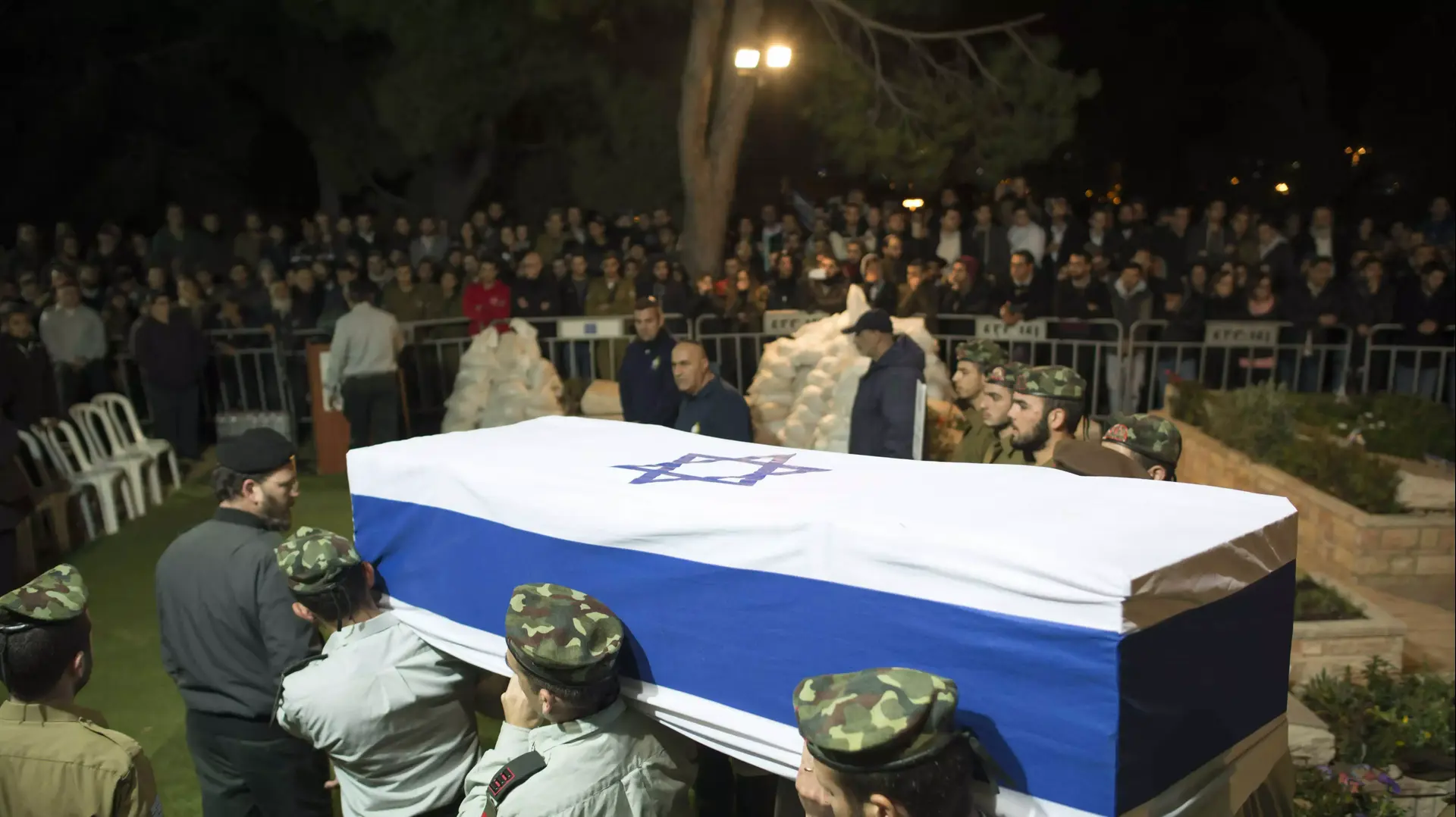 מאות בהלוויית סרן ישי רוסלס בבית העלמין הצבאי בהר הרצל, 7 בינואר 2016 מאות בהלוויית סרן ישי רוסלס בבית העלמין הצבאי בהר הרצל, 7 בינואר 2016