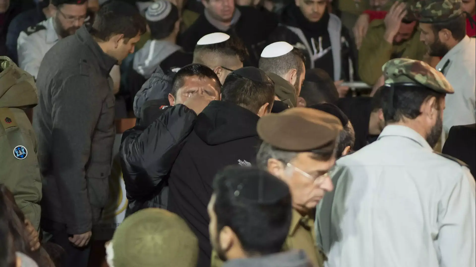 מאות בהלוויית סרן ישי רוסלס בבית העלמין הצבאי בהר הרצל, 7 בינואר 2016 מאות בהלוויית סרן ישי רוסלס בבית העלמין הצבאי בהר הרצל, 7 בינואר 2016