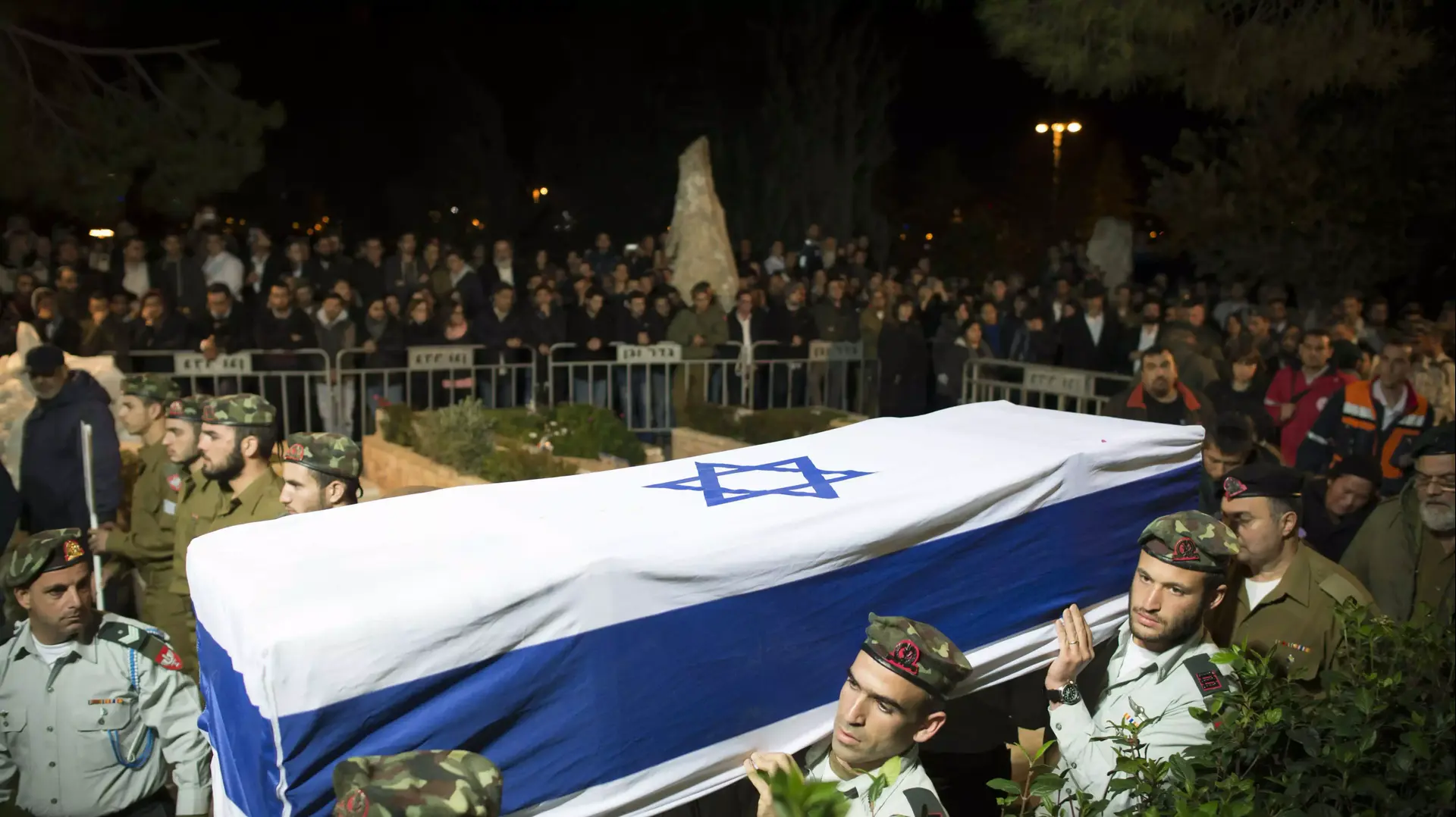 מאות בהלוויית סרן ישי רוסלס בבית העלמין הצבאי בהר הרצל, 7 בינואר 2016 מאות בהלוויית סרן ישי רוסלס בבית העלמין הצבאי בהר הרצל, 7 בינואר 2016