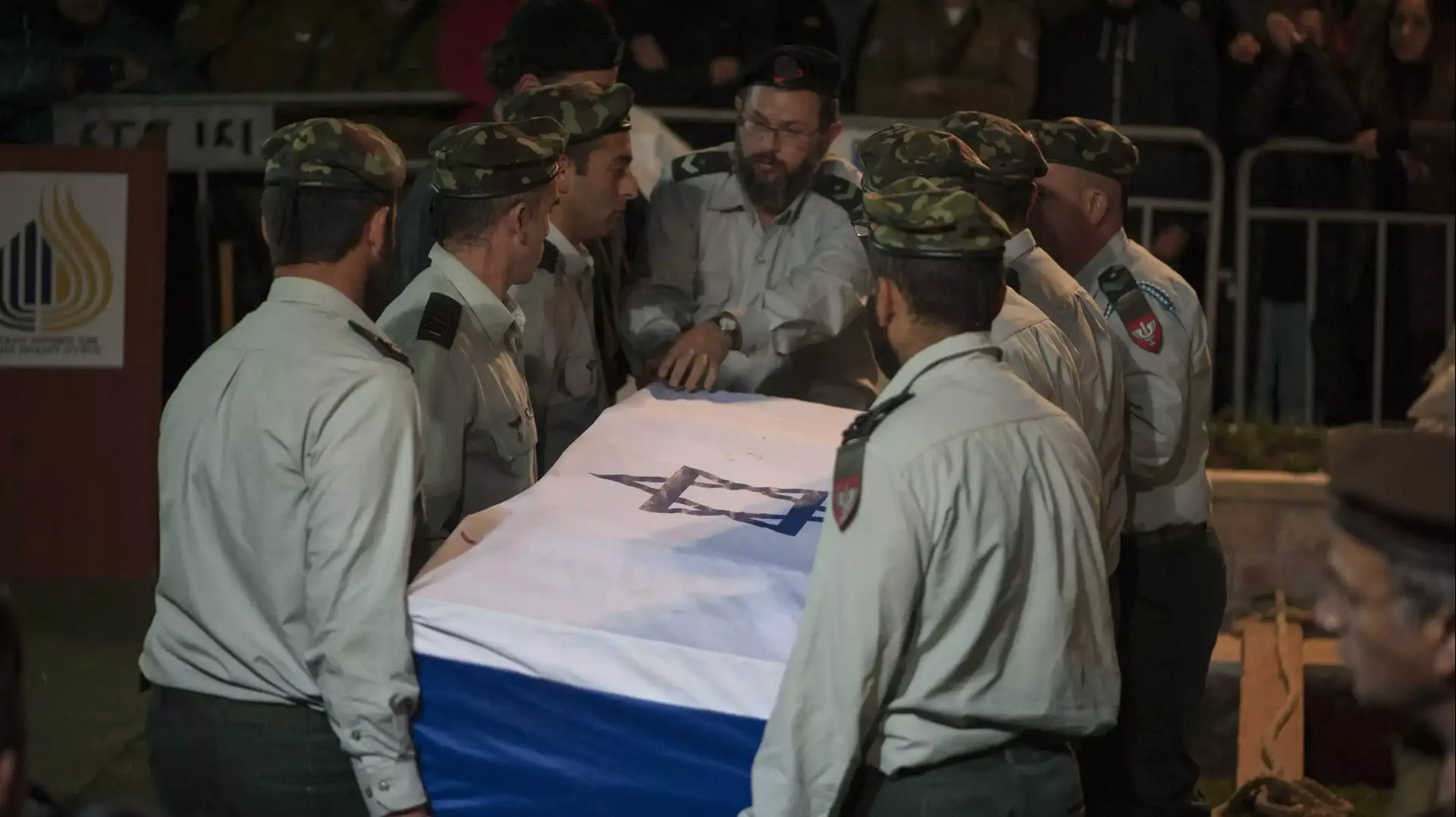 מאות בהלוויית סרן ישי רוסלס בבית העלמין הצבאי בהר הרצל, 7 בינואר 2016 מאות בהלוויית סרן ישי רוסלס בבית העלמין הצבאי בהר הרצל, 7 בינואר 2016