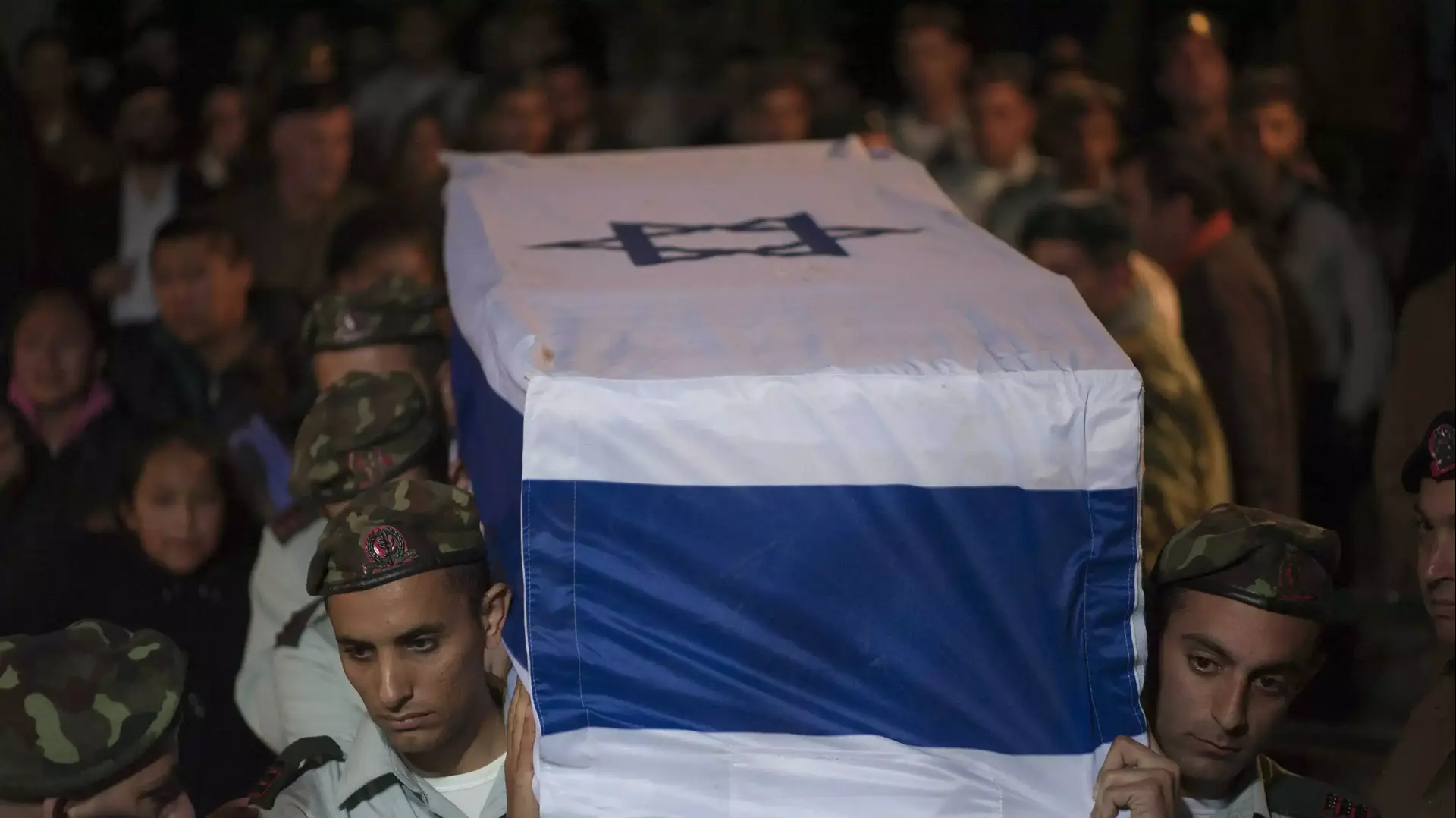 מאות בהלוויית סרן ישי רוסלס בבית העלמין הצבאי בהר הרצל, 7 בינואר 2016 מאות בהלוויית סרן ישי רוסלס בבית העלמין הצבאי בהר הרצל, 7 בינואר 2016