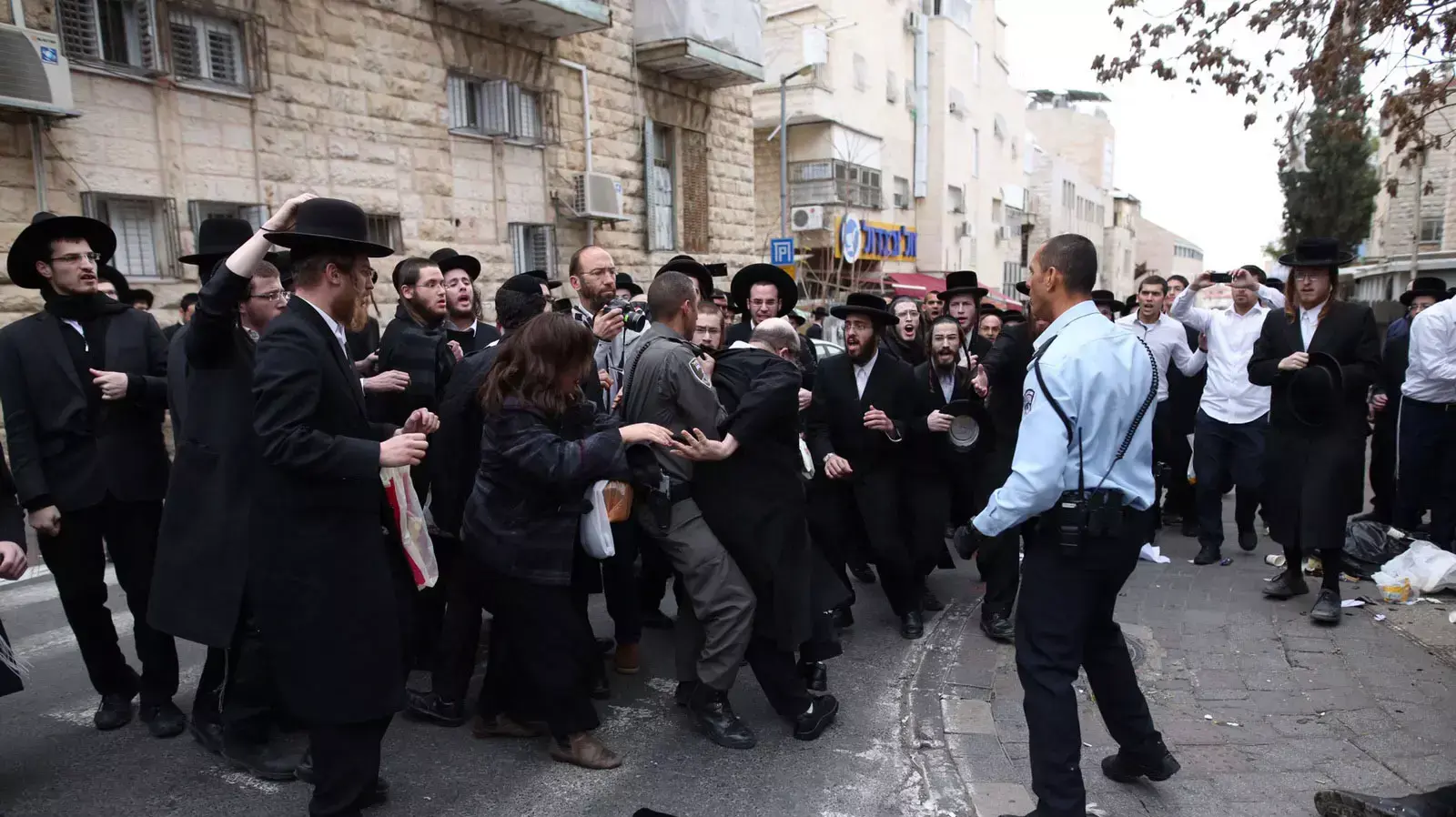הפגנה נגד החלטת בית המשפט לנתח את גופת התינוק, כיכר השבת, ירושלים. 7 בינואר 2016 הפגנה נגד החלטת בית המשפט לנתח את גופת התינוק, כיכר השבת, ירושלים. 7 בינואר 2016