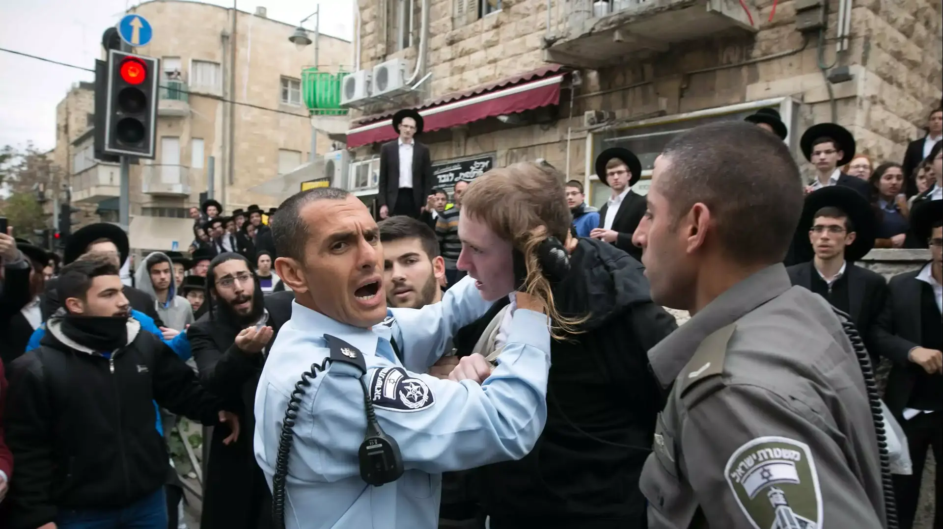 הפגנת מחאה היום בכיכר השבת מחאה על נתיחת גופתו של נכדו של ראש עיריית בית שמש משה אבוטבול הפגנת מחאה היום בכיכר השבת מחאה על נתיחת גופתו של נכדו של ראש עיריית בית שמש משה אבוטבול