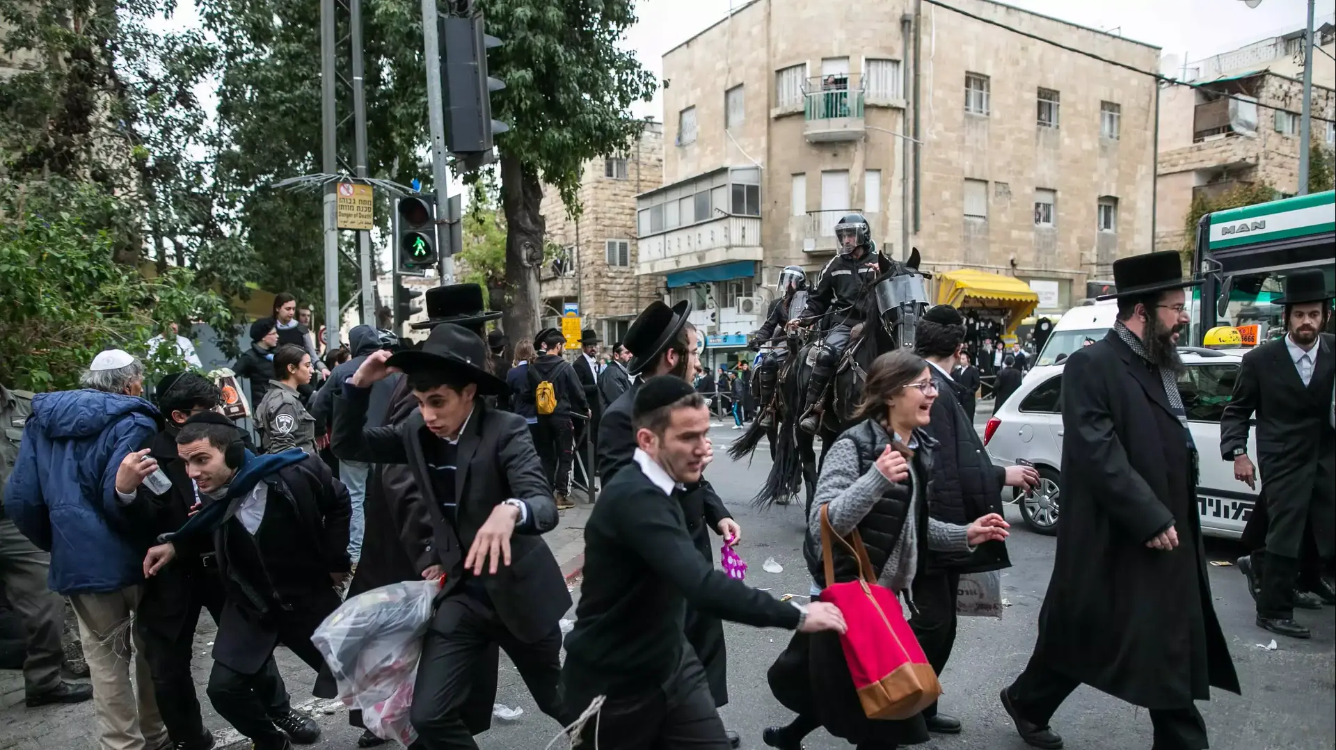 הפגנת מחאה היום בכיכר השבת מחאה על נתיחת גופתו של נכדו של ראש עיריית בית שמש משה אבוטבול הפגנת מחאה היום בכיכר השבת מחאה על נתיחת גופתו של נכדו של ראש עיריית בית שמש משה אבוטבול
