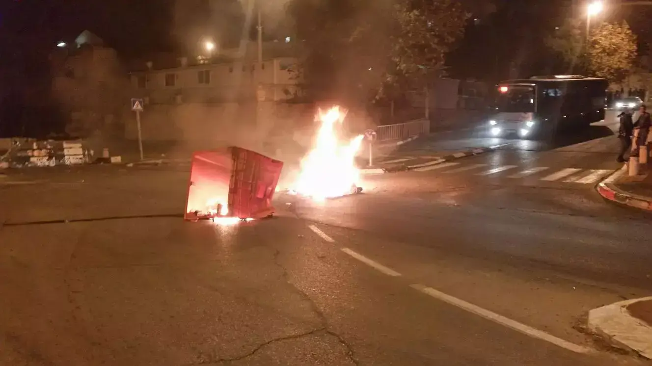 שריפת פחים בבית שמש במחאה על נתיחת גופת נכדו של ראש העיר. 8 בינואר 2016. שריפת פחים בבית שמש במחאה על נתיחת גופת נכדו של ראש העיר. 8 בינואר 2016.
