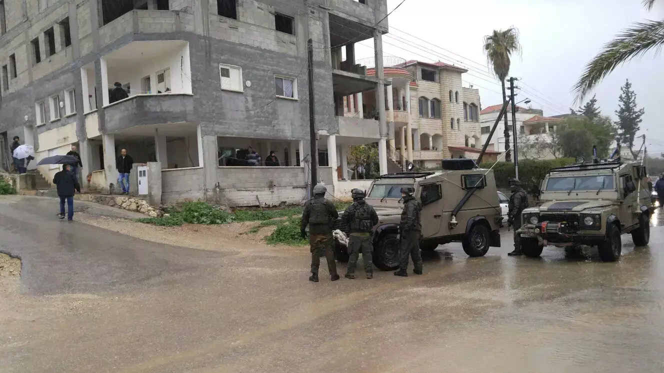 בית מכותר על ידי כוחות הביטחון בשכונת דאהרת בערערה, המצוד אחר המחבל מתל אביב, ינואר 2016 בית מכותר על ידי כוחות הביטחון בשכונת דאהרת בערערה, המצוד אחר המחבל מתל אביב, ינואר 2016
